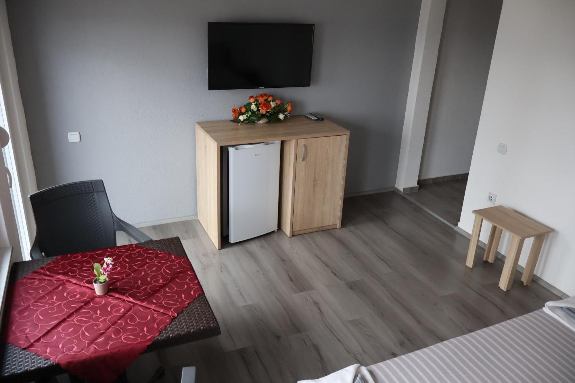 Ajkoski Apartments Pestani Luaran gambar