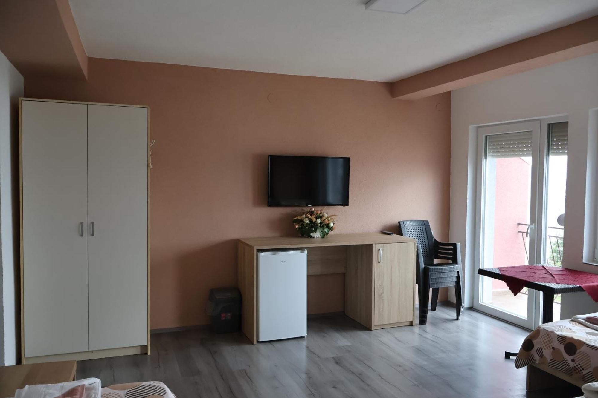Ajkoski Apartments Pestani Luaran gambar