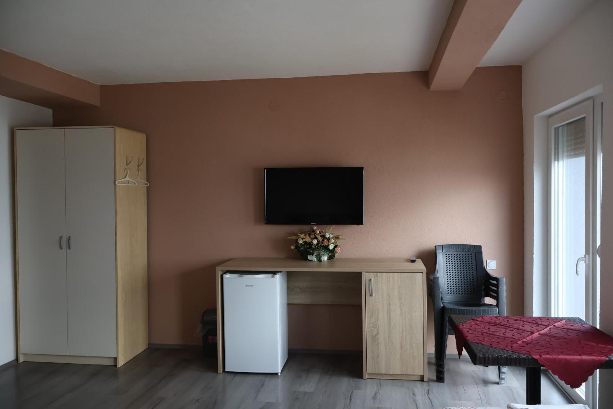 Ajkoski Apartments Pestani Luaran gambar
